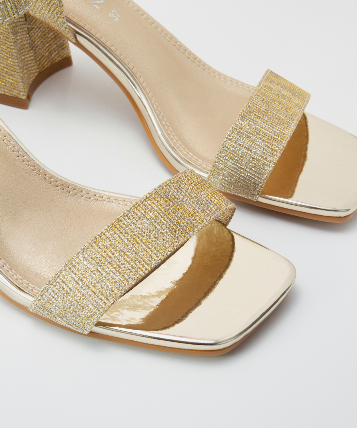 Sandália de salto dourado com glitter image number null